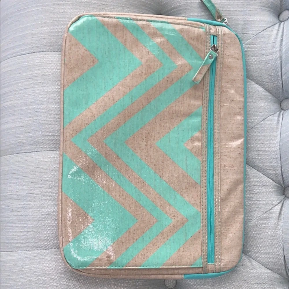 Chevron Patterned Laptop/Tablet Sleeve in great condition.